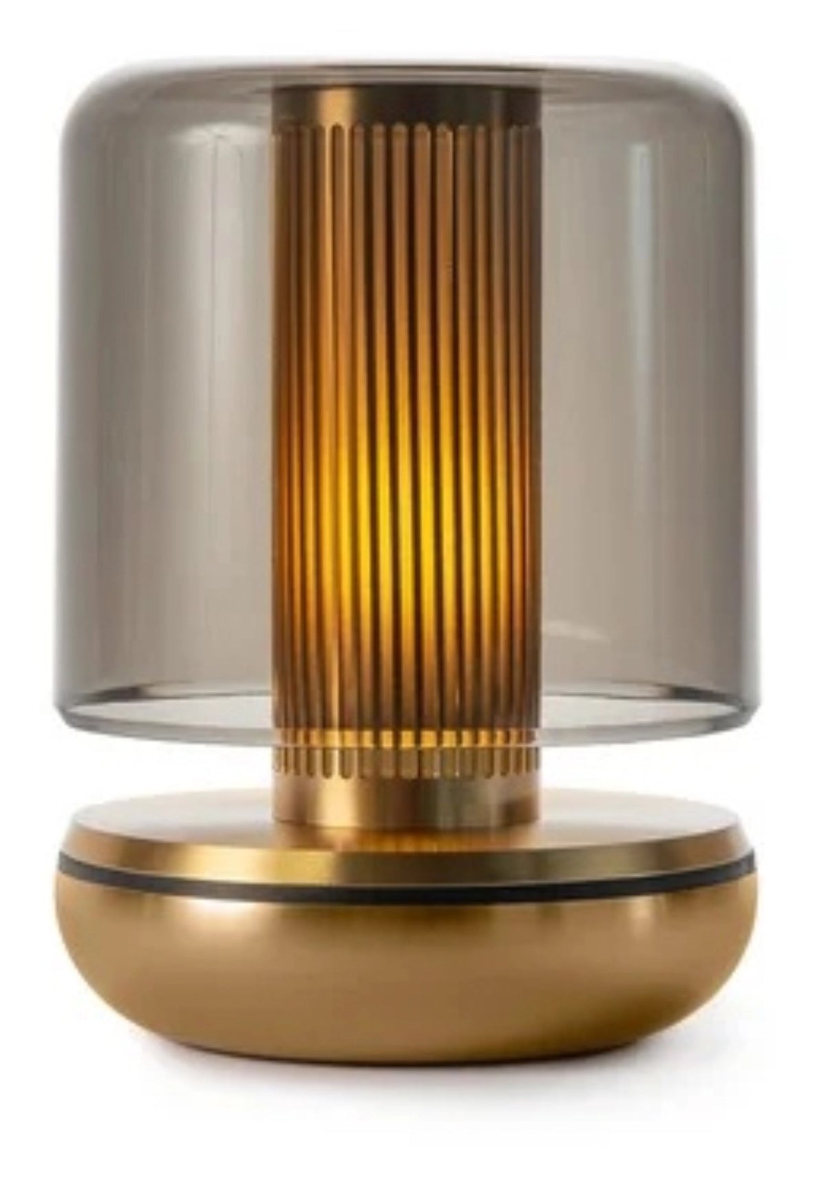 Goldene Firefly Tischlampe von Humble Light, kompakte Tischleuchte mit rundlicher Form, Masse 8.6 x 8.6 x 11.8 cm, freigestellt fotografiert.