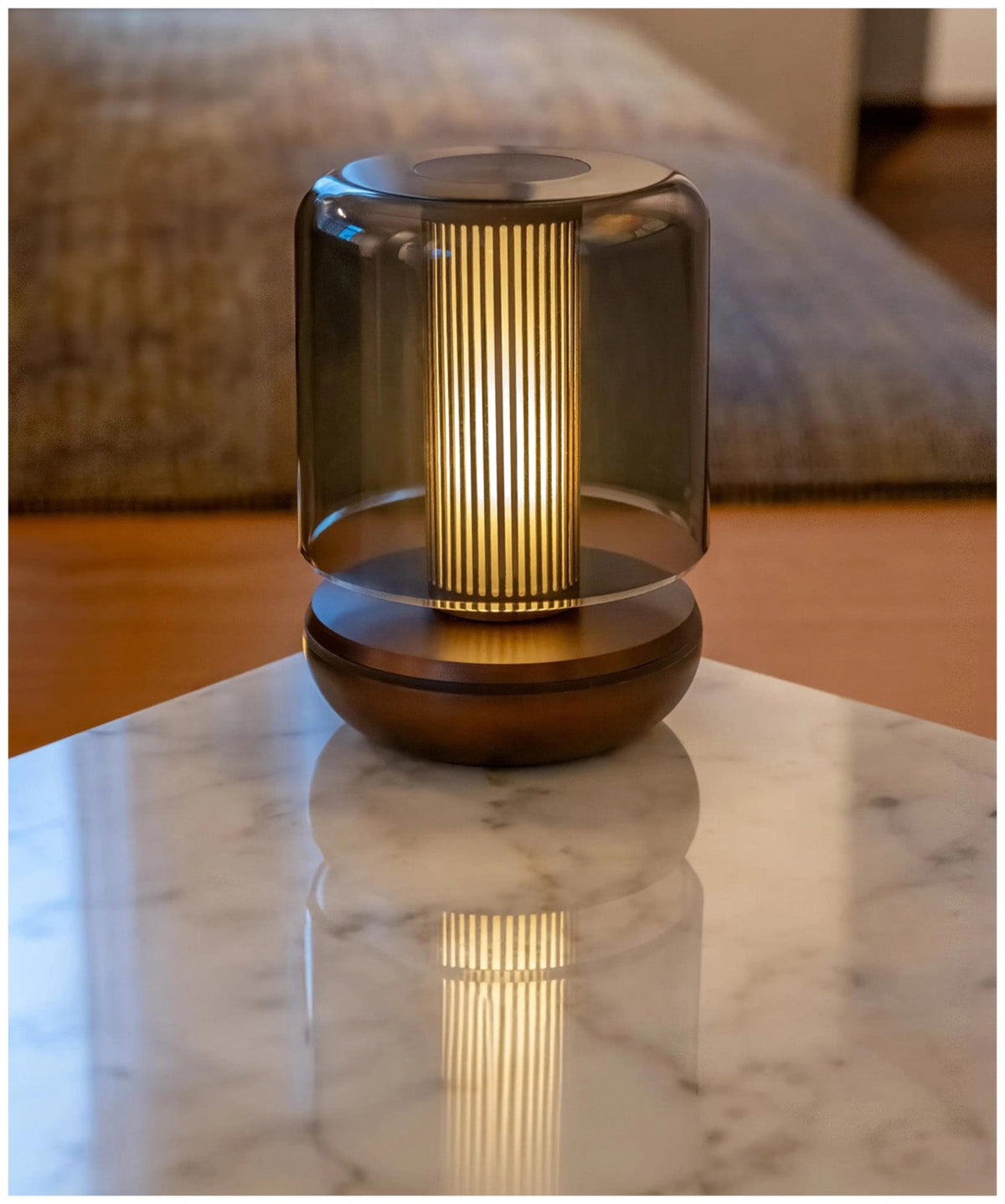 Zylindrische Tischleuchte Firefly aus rauchfarbenem Glas mit gerippter Innensäule, Farbe Kupfer, kompaktes Design von Humble Light.