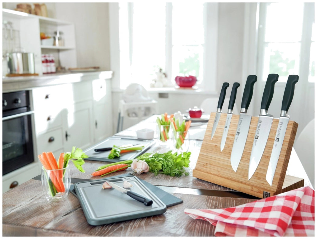 Schwarzes Zwilling Brotmesser mit 23 cm langer Wellenschliff-Klinge, ergonomischem Kunststoffgriff und ausgeprägtem Kropf, freigestellt fotografiert.
