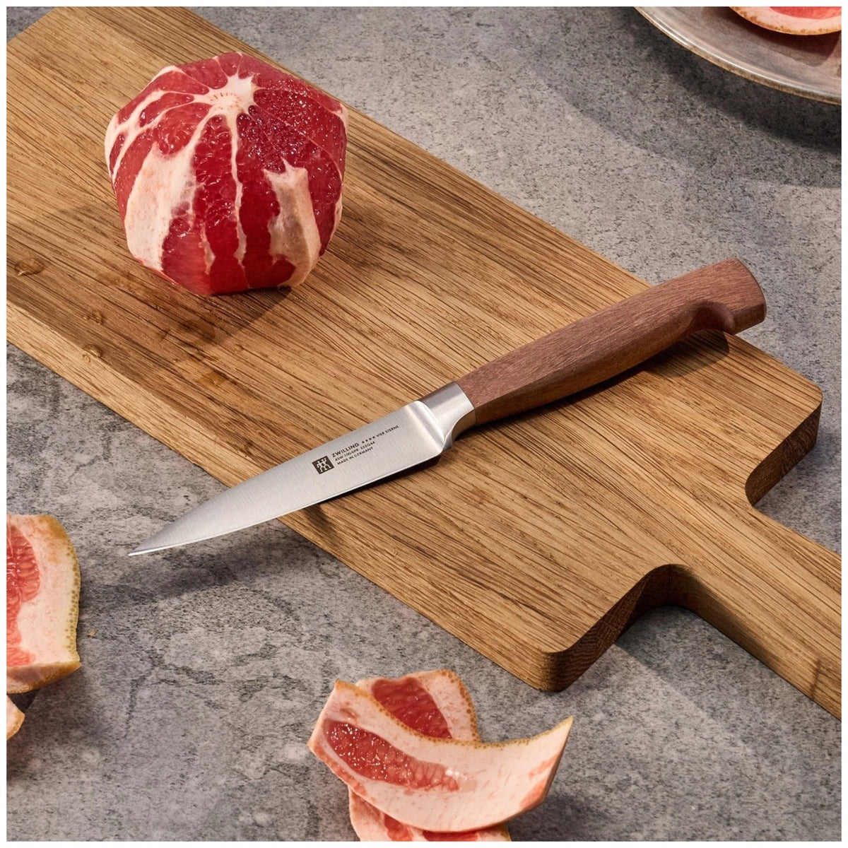 Zwilling Vier Sterne Wood Schälmesser 10 cm in Braun mit Kotibé-Holzgriff und schmaler, kurzer Klinge, freigestellt fotografiert.