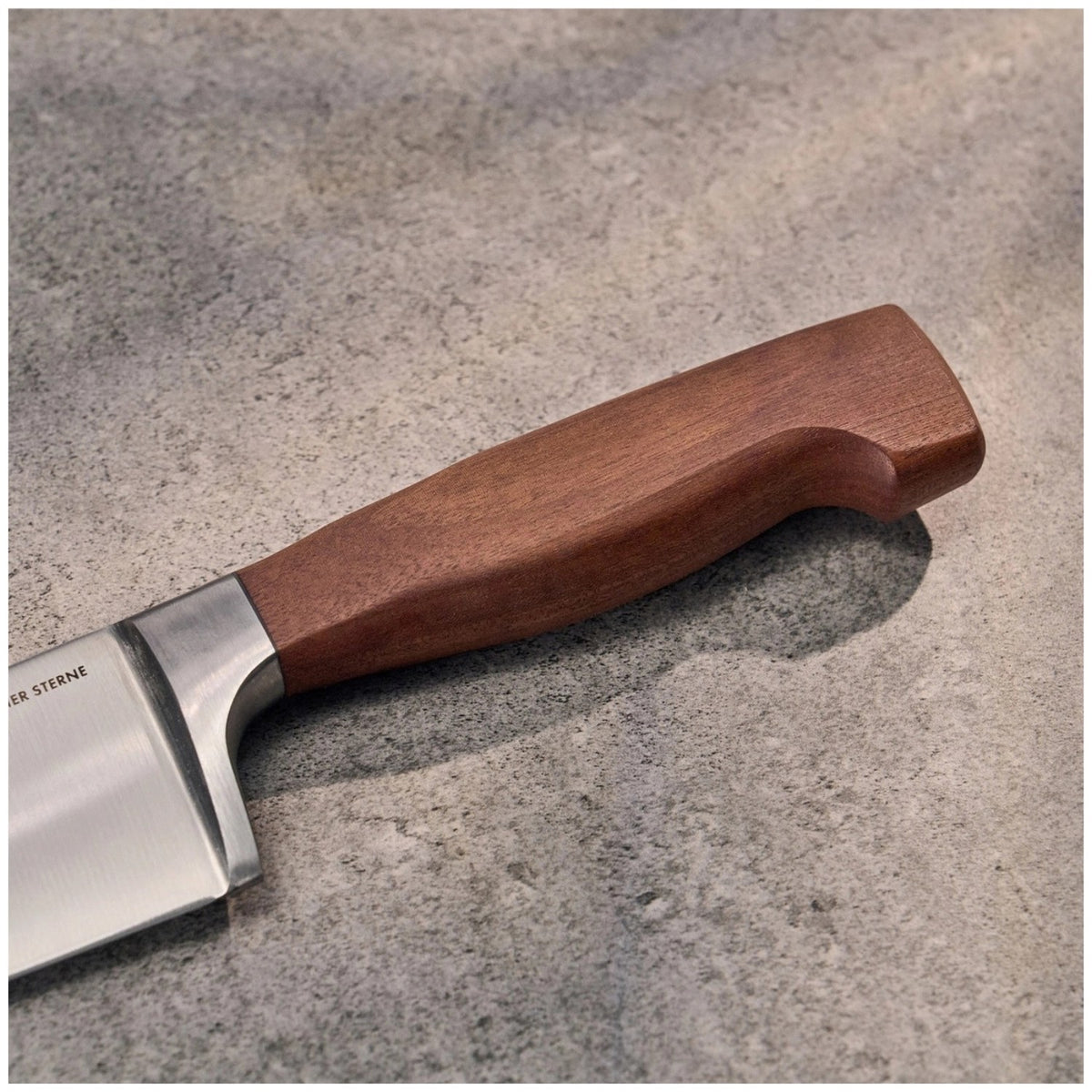 Zwilling Vier Sterne Wood Schälmesser 10 cm in Braun mit Kotibé-Holzgriff und schmaler, kurzer Klinge, freigestellt fotografiert.