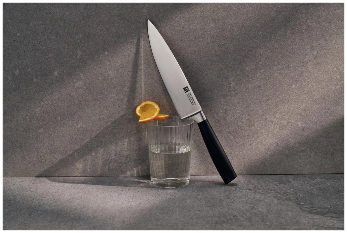 Zwilling Crave Kochmesser 20cm mit mehrfarbigem Griff, eisgehärteter Klinge und ergonomisch geformtem Griff, freigestellt fotografiert.