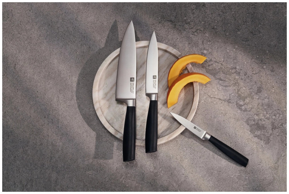 Zwilling Crave Kochmesser 20cm mit mehrfarbigem Griff, eisgehärteter Klinge und ergonomisch geformtem Griff, freigestellt fotografiert.
