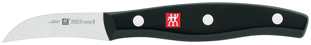 Zwilling Signature Schälmesser mit 6cm langer, gebogener Klinge aus Edelstahl und ergonomischem Griff im Drei-Nieten-Design.