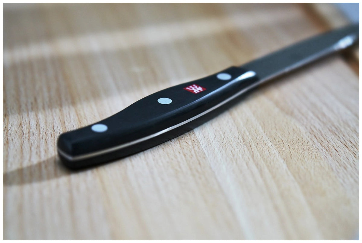 Zwilling Signature Schälmesser mit 10 cm Klinge aus Edelstahl, Griff im Drei-Nieten-Design, mehrfarbige Ausführung, freigestellt fotografiert.