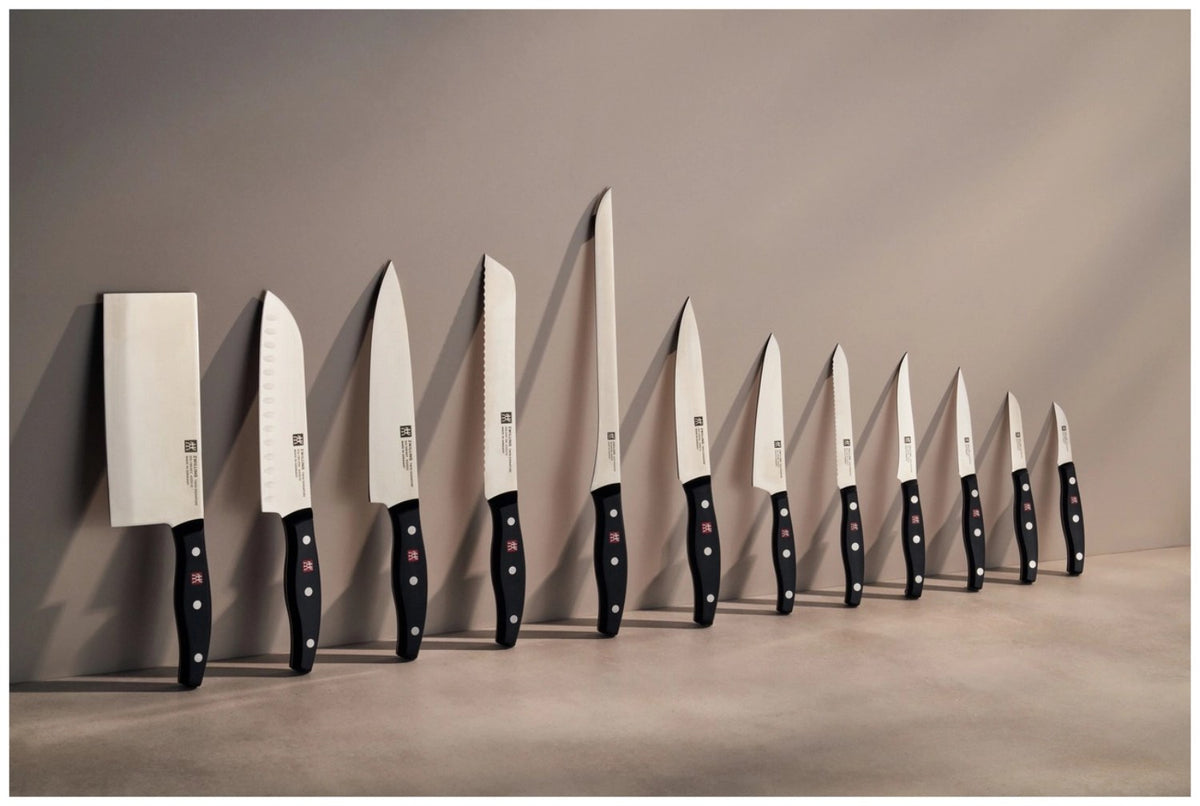 Zwilling Signature Kochmesser kompakt 14cm mit Edelstahlklinge und Griff im Drei-Nieten-Design, mehrfarbig, kompakte Bauform für die Küche.