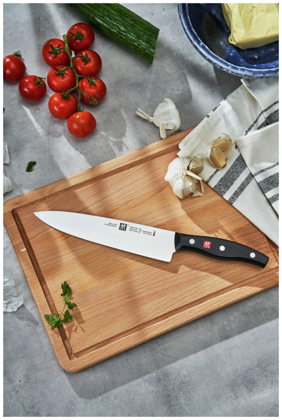 Zwilling Signature Kochmesser mit 20 cm langer Edelstahlklinge und schwarzem Griff im Drei-Nieten-Design, freigestellt fotografiert.