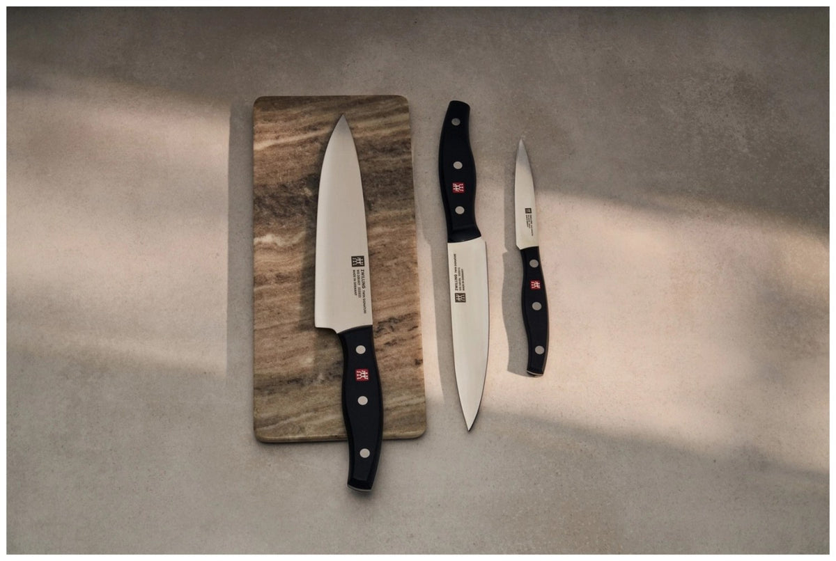 Zwilling Signature Tranchiermesser 16cm aus Edelstahl mit FRIODUR Klinge und Griff im Drei-Nieten-Design, mehrfarbig dargestellt.