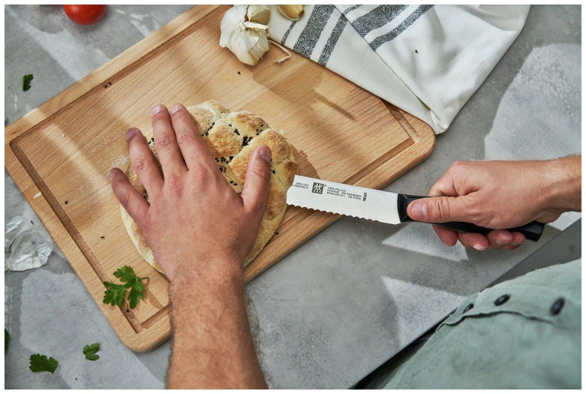 Zwilling Signature Brotmesser mit 20 cm langer Wellenschliff-Klinge aus Edelstahl und ergonomischem Griff im Drei-Nieten-Design, mehrfarbig.