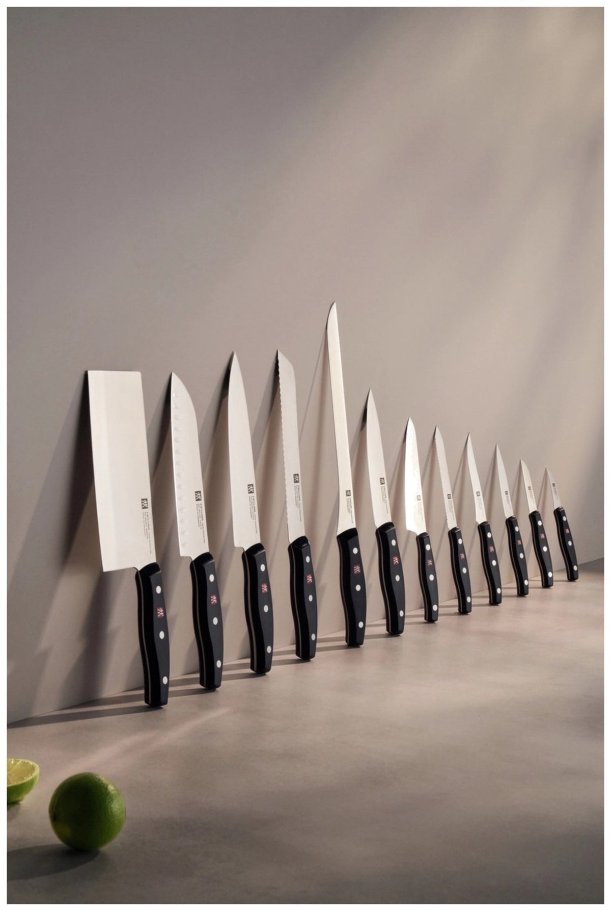 Zwilling Signature Brotmesser mit 20 cm langer Wellenschliff-Klinge aus Edelstahl und ergonomischem Griff im Drei-Nieten-Design, mehrfarbig.