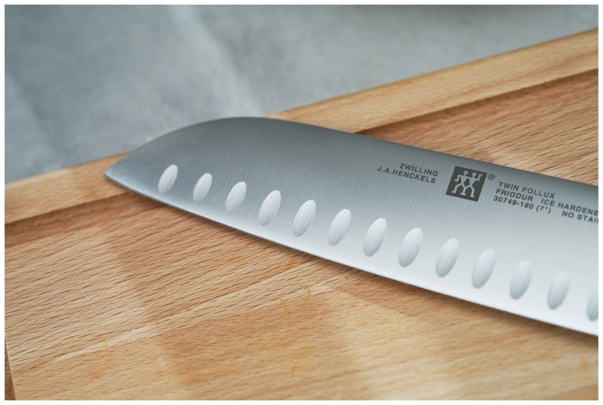 Zwilling Signature Santoku Messer mit 18 cm Klinge aus Edelstahl, Griff im Drei-Nieten-Design, mehrfarbig, Ansicht von Klinge und Griff.