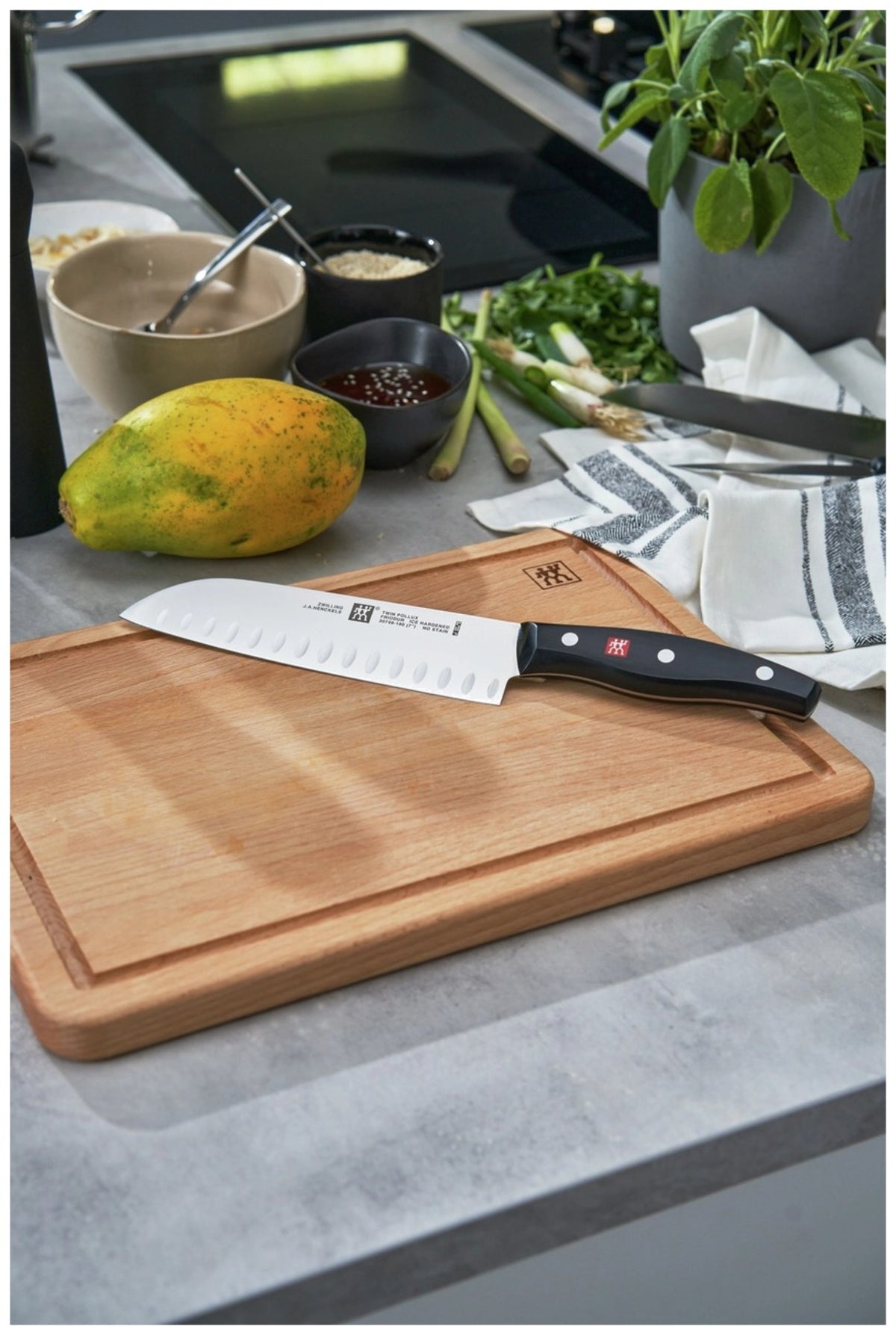Zwilling Signature Santoku Messer mit 18 cm Klinge aus Edelstahl, Griff im Drei-Nieten-Design, mehrfarbig, Ansicht von Klinge und Griff.