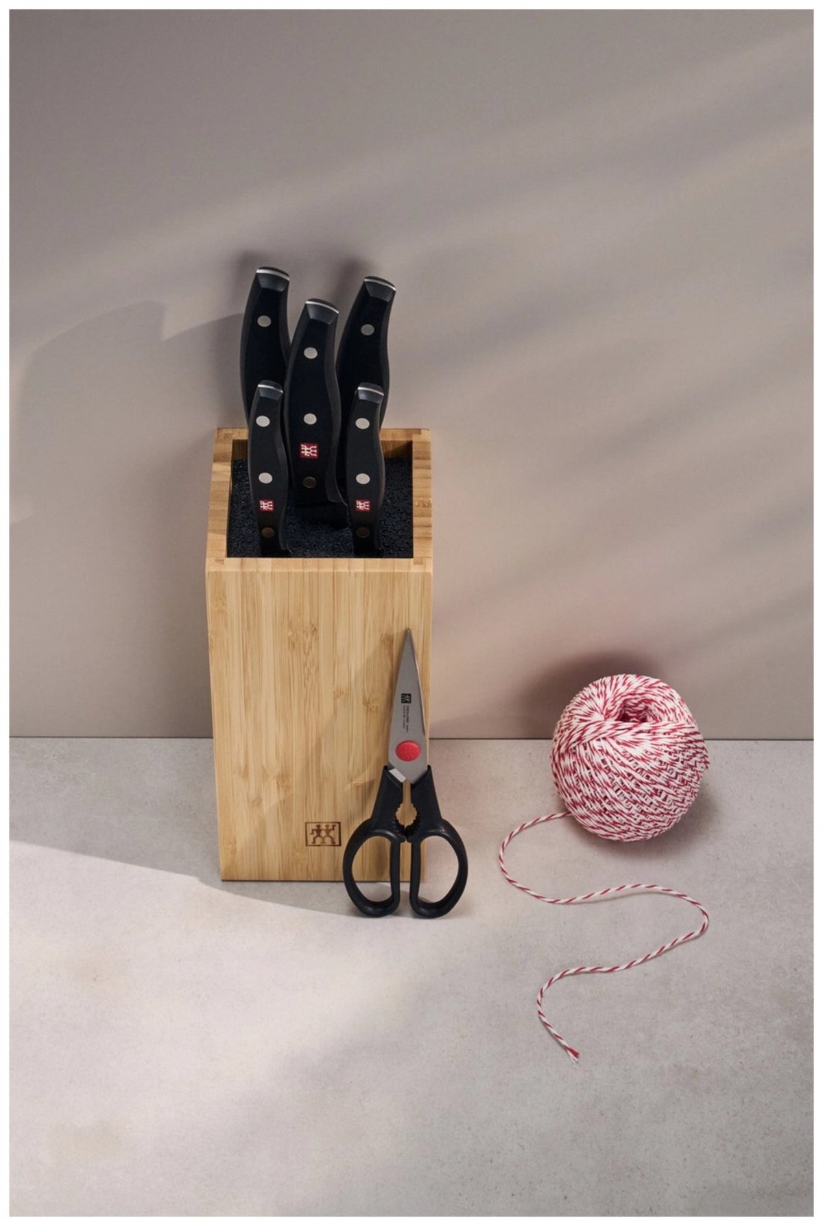 Zwilling Signature Messerblock aus Birkenholz mit fünf Edelstahlmessern, Vielzweckschere und Tranchiermesser, Griffe im Drei-Nieten-Design.