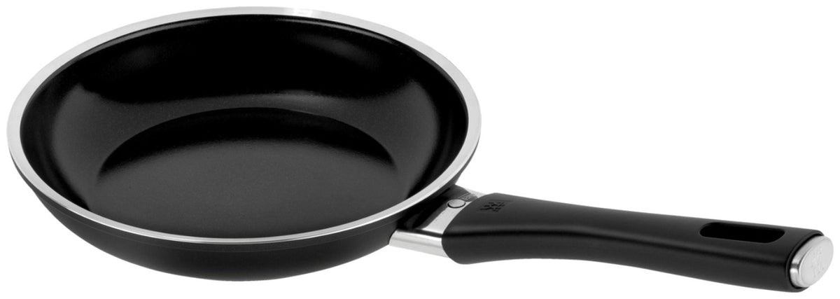 Schwarze Aluminium-Bratpfanne von Zwilling mit 20 cm Durchmesser, Antihaft-Keramikbeschichtung und flachem Induktionsboden.