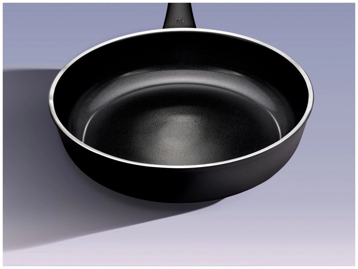 Schwarze Aluminium-Bratpfanne von Zwilling mit Keramikbeschichtung, Griff und Temperaturanzeige, Modell Lumotion Schmorpfanne 28cm, Draufsicht.