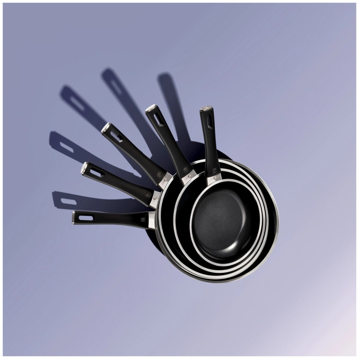 Schwarze Zwilling Lumotion Bratpfanne 30cm aus Aluminium mit Keramikbeschichtung, Draufsicht auf die runde Pfanne mit Griff.