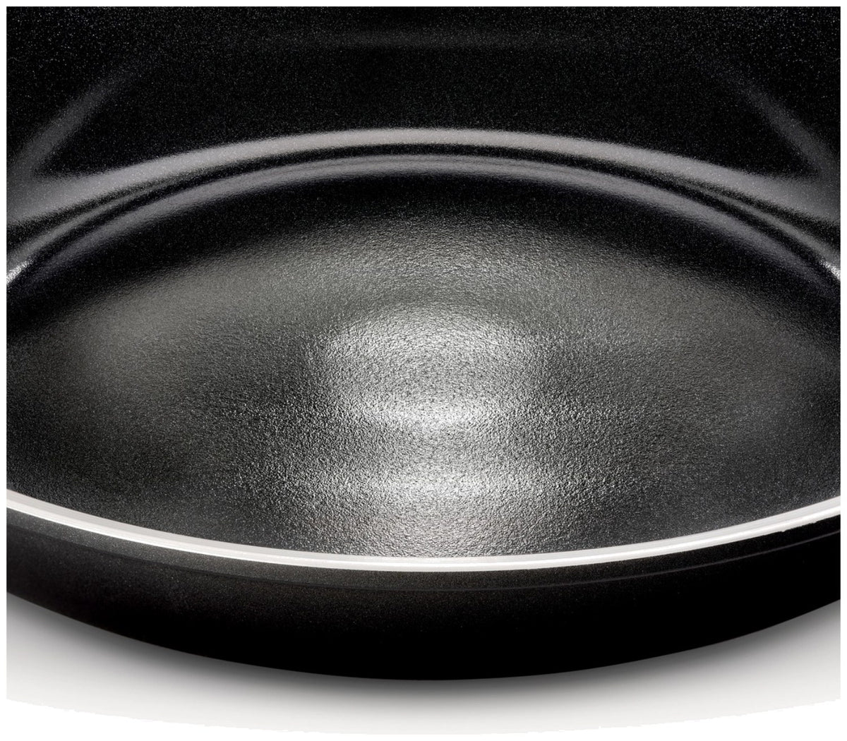 Zwei schwarze Bratpfannen aus Aluminium in den Grössen 24 und 28 cm mit Keramikbeschichtung und Griff, nebeneinander auf einer Fläche fotografiert.