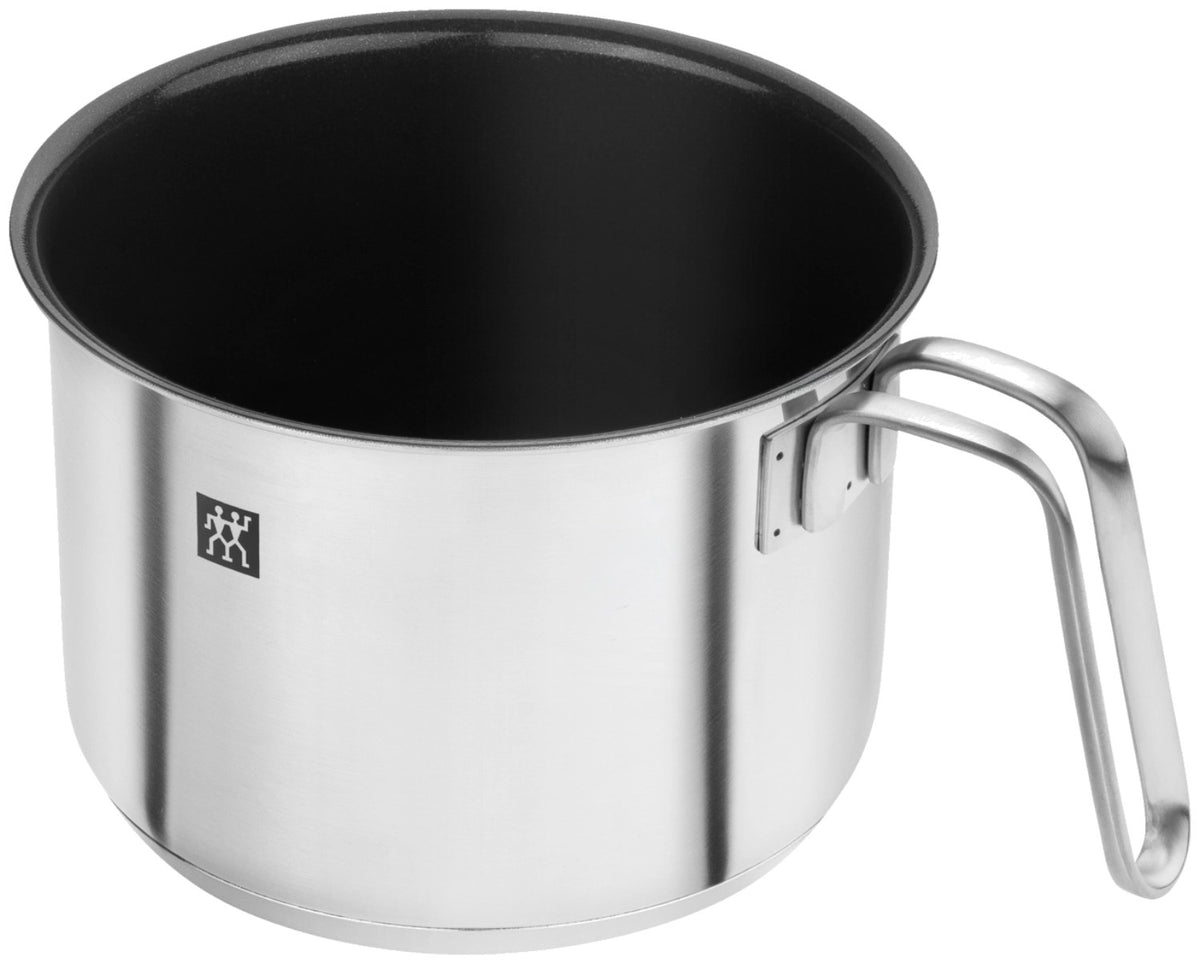 Silberner Milchtopf aus Edelstahl mit Aluminiumkern, Ausgussrand und Stielgriff, Durchmesser 14 cm, auf weissem Hintergrund.