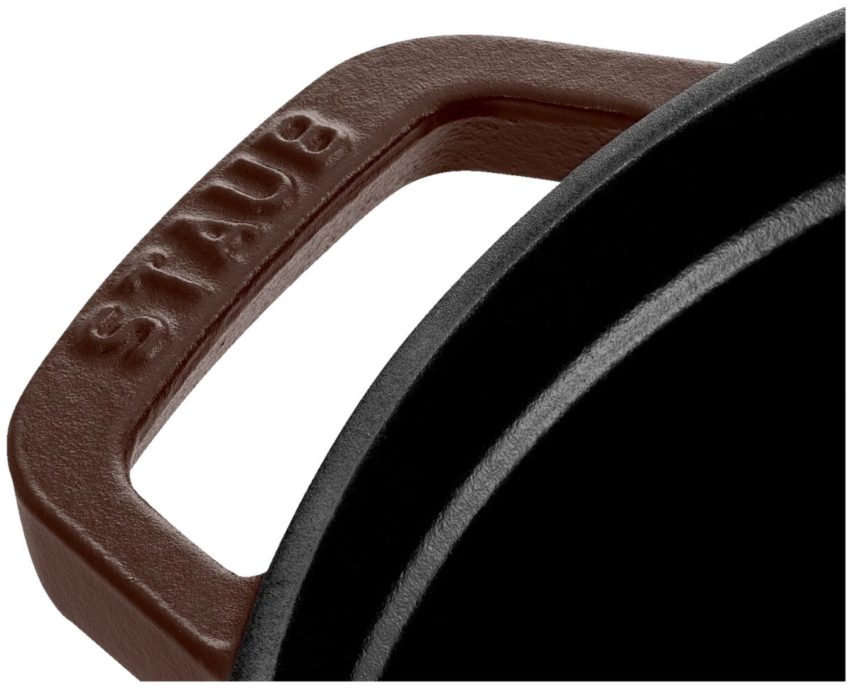 Runde Staub Cocotte aus Gusseisen in der Farbe Chocolat (Braun), 16 cm Durchmesser, mit Deckel und Tropfenstruktur, Frontalansicht.