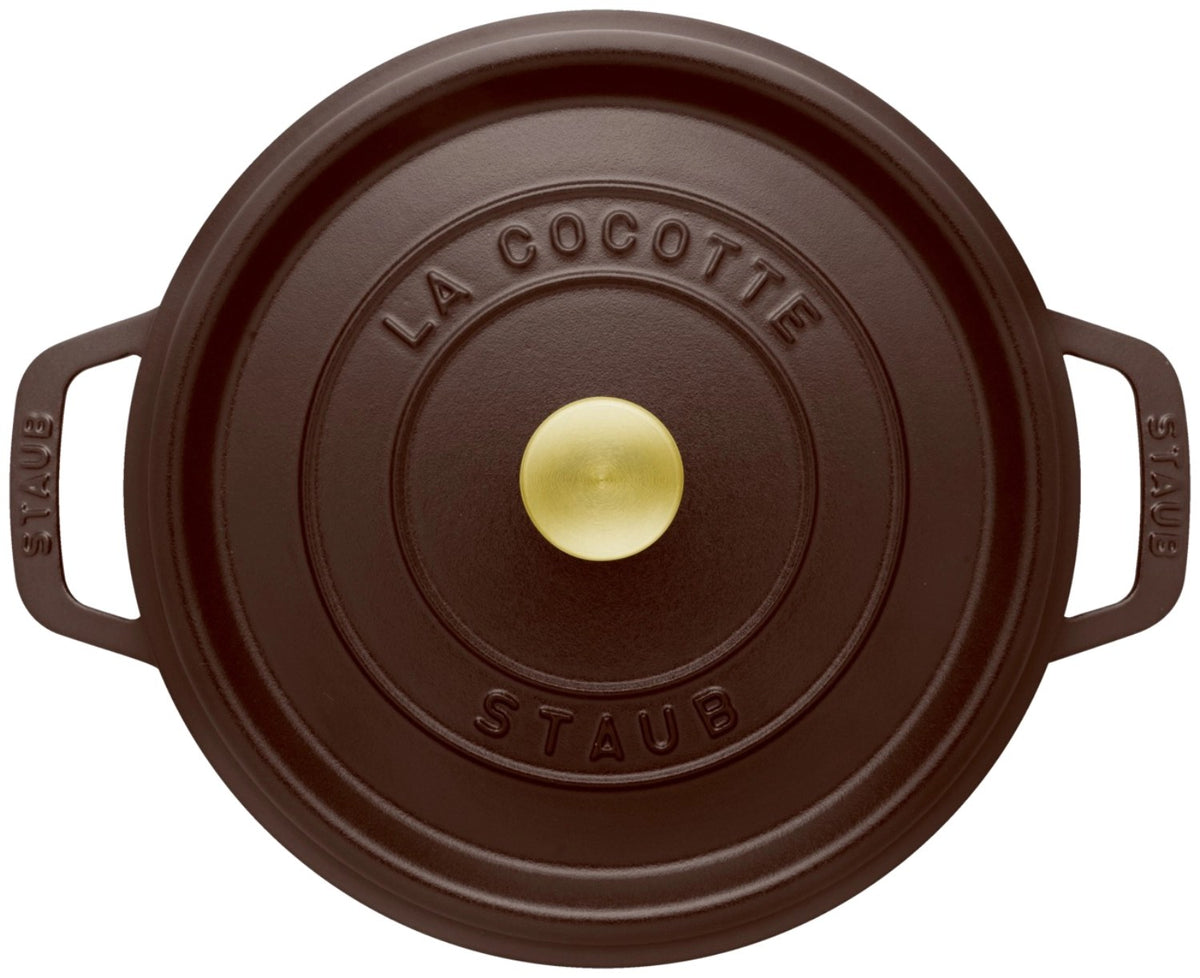 Runde Staub Cocotte aus Gusseisen in der Farbe Chocolat (Braun), 16 cm Durchmesser, mit Deckel und Tropfenstruktur, Frontalansicht.
