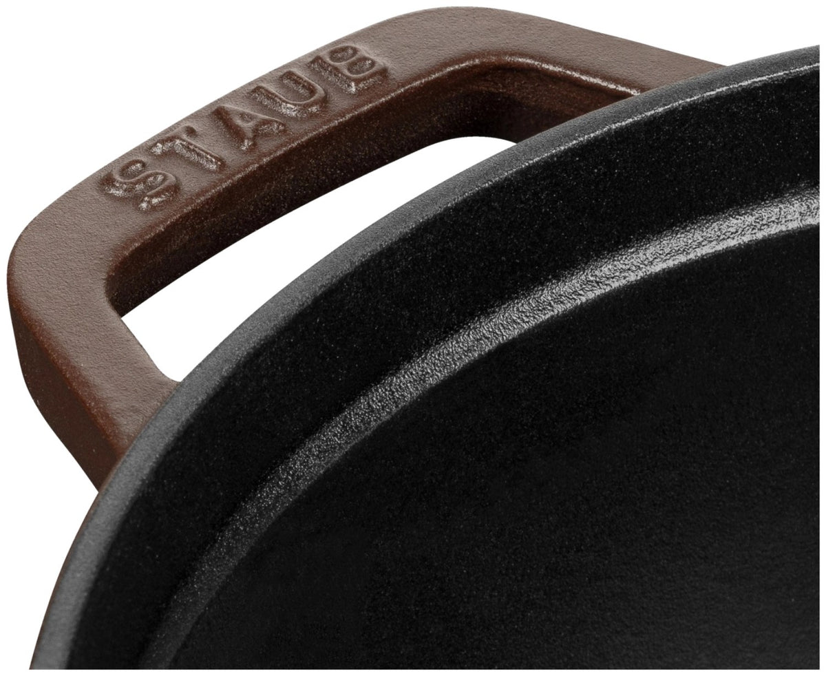 Runde Staub Cocotte aus Gusseisen in der Farbe Chocolat, 24 cm Durchmesser, mit Deckel, emaillierte matte Oberfläche, freigestellt fotografiert.