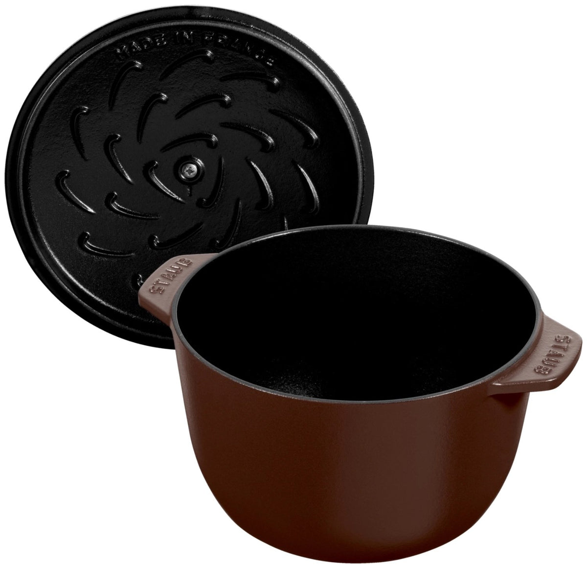 Braune Cocotte aus emailliertem Gusseisen von Staub, rund, mit Deckel, Grösse 20cm, Ansicht von schräg oben auf der Arbeitsfläche.