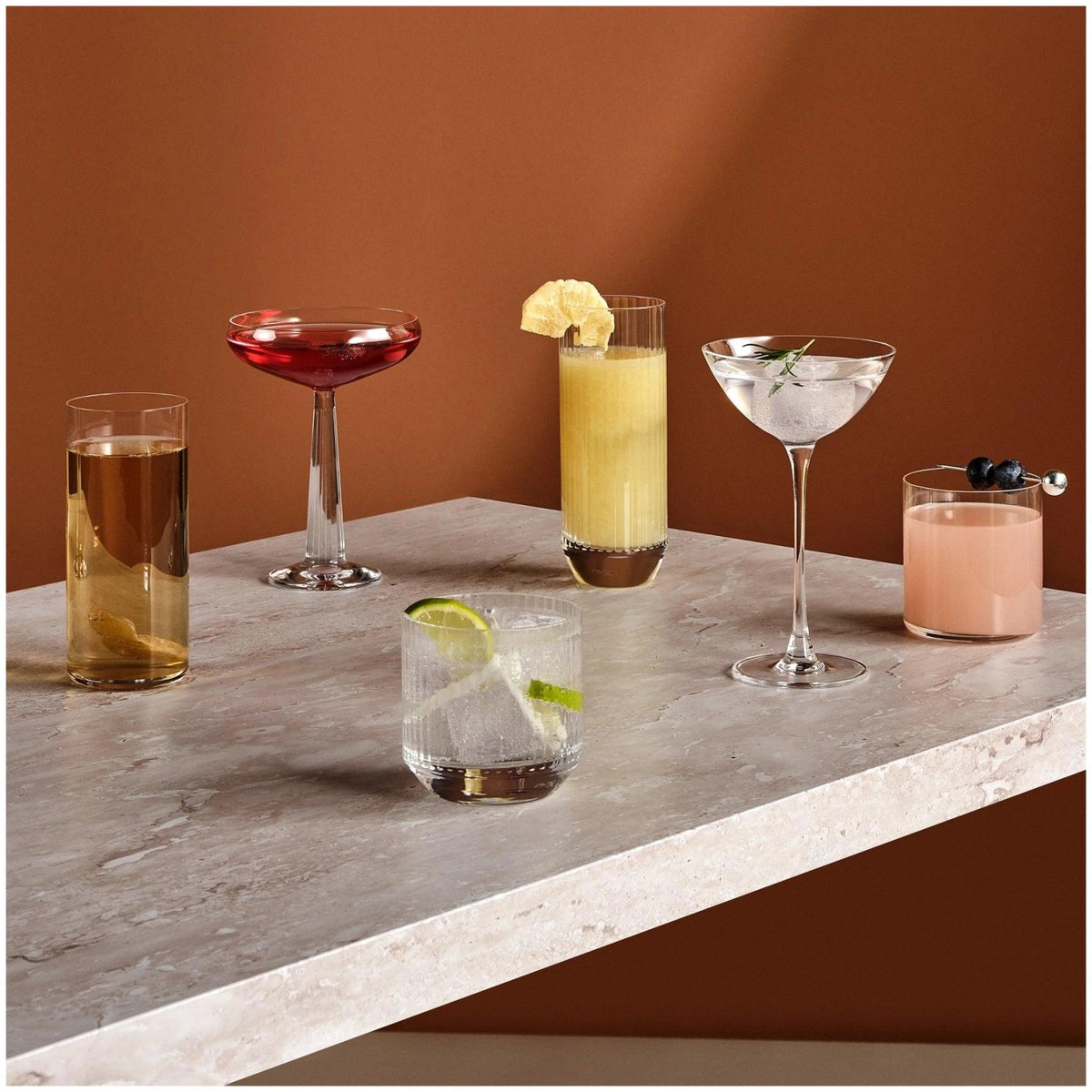 Transparentes Whiskyglas aus bleifreiem Kristallglas mit dezent gewölbtem Boden, schlichte Form, Modell Nude Finesse 30cl auf hellem Hintergrund.