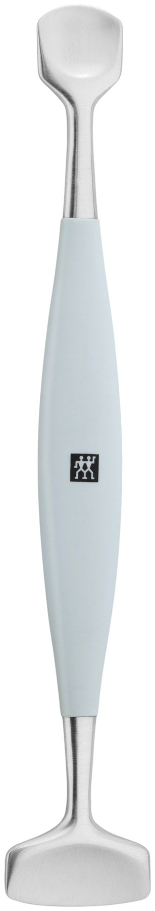 Silberfarbenes Facial Pore Refiner Tool aus Edelstahl mit zwei funktionalen Enden für die Gesichtspflege, liegend fotografiert.