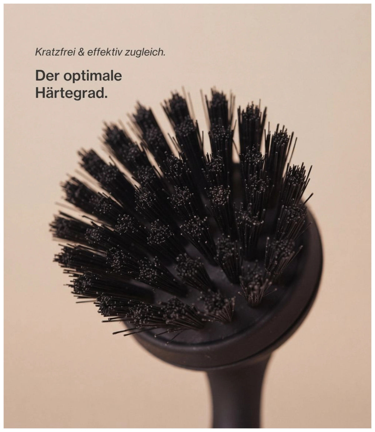 Schwarze Spülbürste aus Kunststoff von Nordesign mit schlankem Griff, wechselbarem Bürstenkopf und integriertem Magnet an der Unterseite.