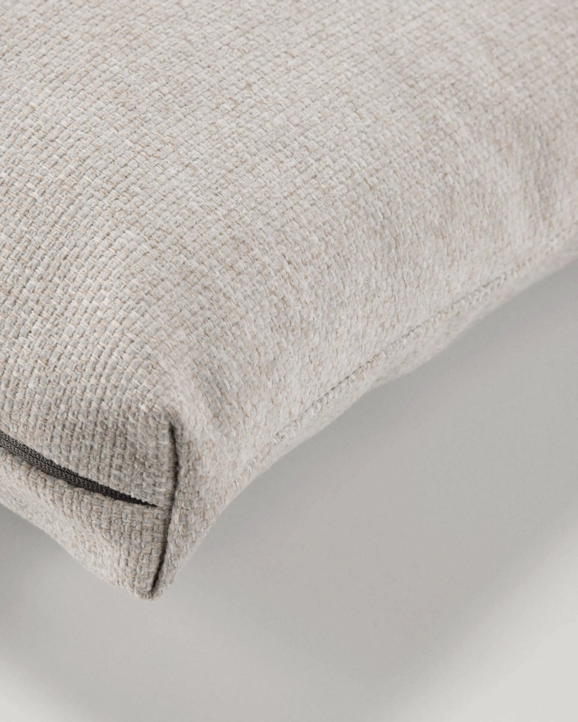 Eleganter Kissenbezug Galene in Beige, 30x50 cm, von Kave Home – perfekt für moderne Wohnräume und stilvolle Dekoration.