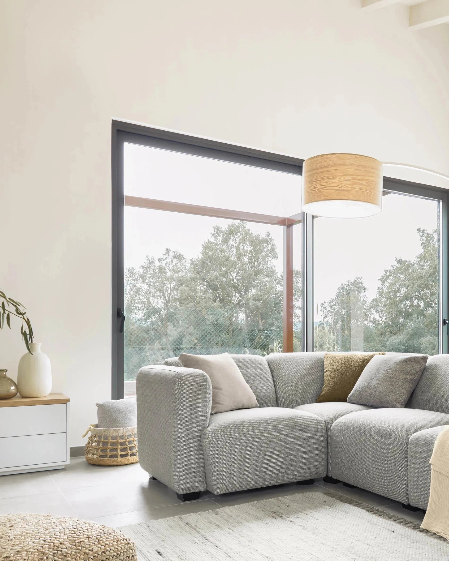 Eleganter Kissenbezug Galene in Beige, 45x45 cm, von Kave Home – ideal für stilvolle und gemütliche Wohnräume.