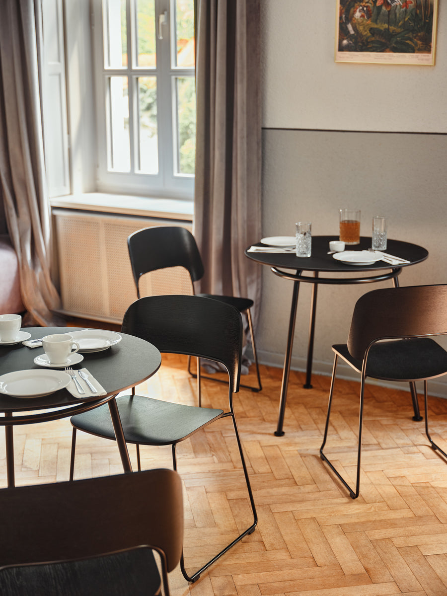 Moderner Afi AF04 Stuhl von Mdd, stilvoll mit grauem Stoffbezug und robusten Holzbeinen, ideal für zeitgemäße Wohnräume.
