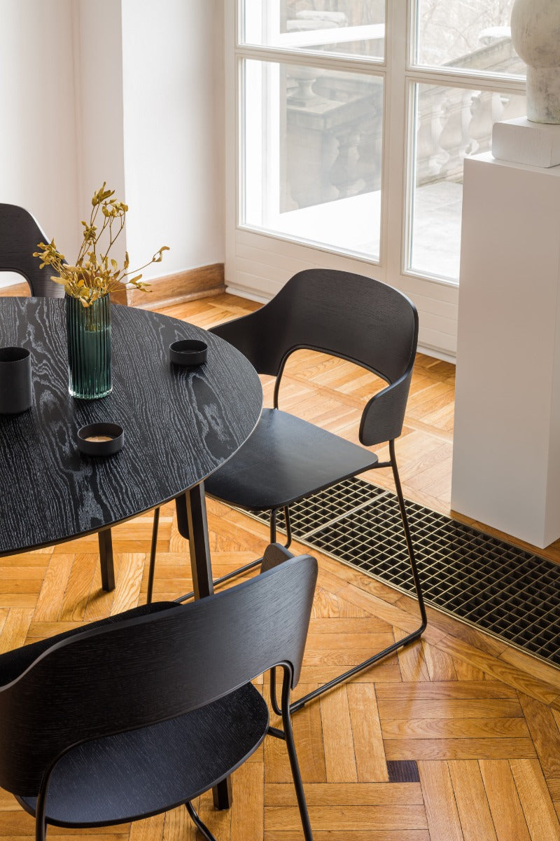 Eleganter Afi AF04 Stuhl von Mdd, ausgestattet mit einem grauen Stoffbezug und stabilen Holzbeinen, perfekt für moderne Inneneinrichtungen.