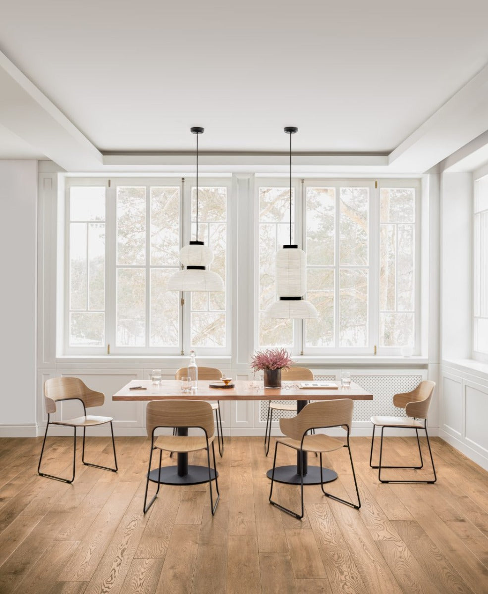 Eleganter Afi AF04 Stuhl von Mdd, ausgestattet mit einem grauen Stoffbezug und stabilen Holzbeinen, perfekt für moderne Inneneinrichtungen.