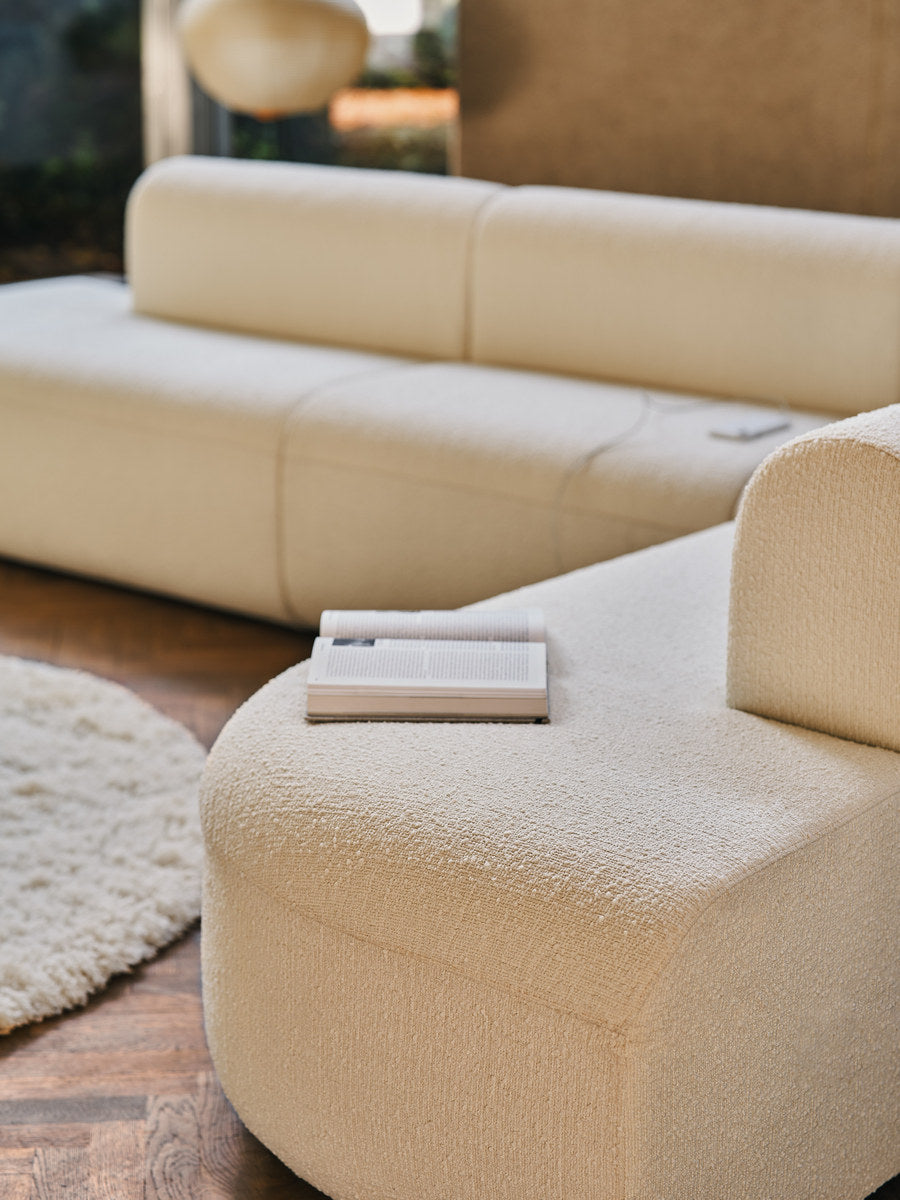 Modulares Sofa Artiko von Mdd in Hellgrau mit gepolsterter Sitz- und Rückenfläche, Metallgestell und abgerundeten Formen.