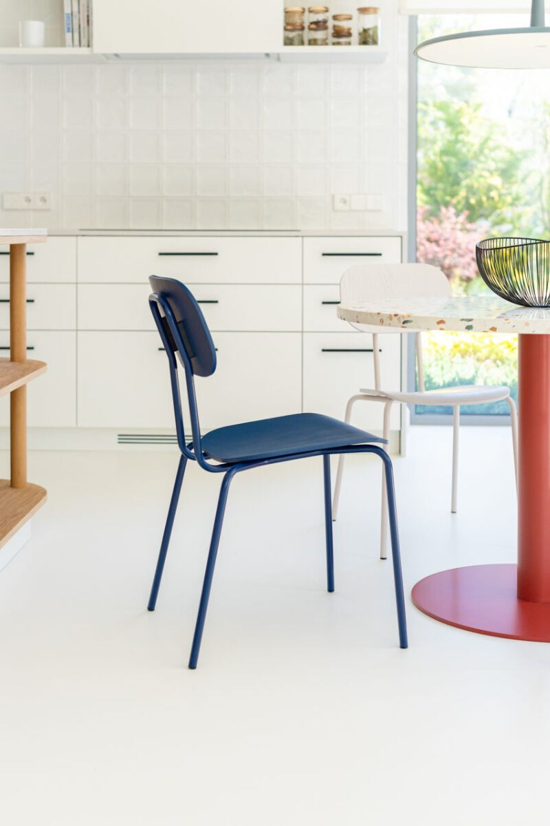 Moderner New School N1N01 Stuhl aus hochwertigem Sperrholz, ausgestattet mit einem robusten 4-Bein-Gestell, ideal für stilvolle Innenräume.