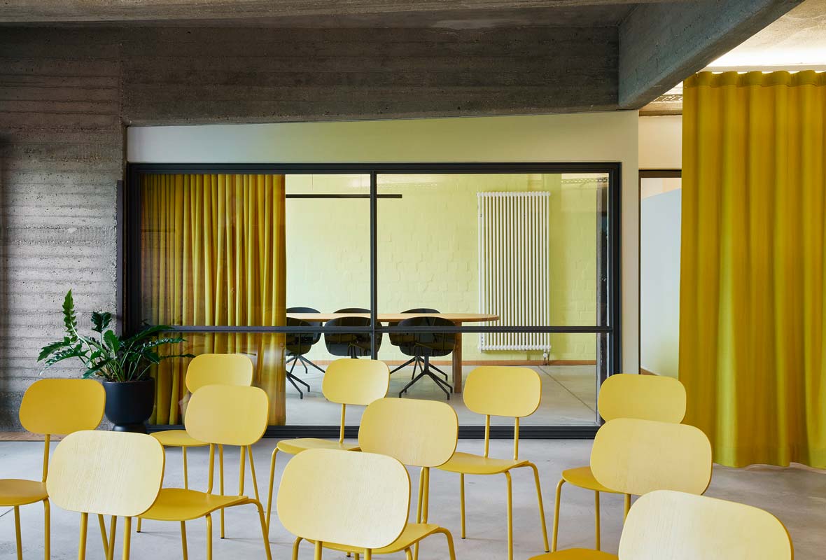 Eleganter New School N1N01 Stuhl aus langlebigem Sperrholz, mit stabilen 4-Bein-Gestell, perfekt für moderne Wohn- und Arbeitsräume.
