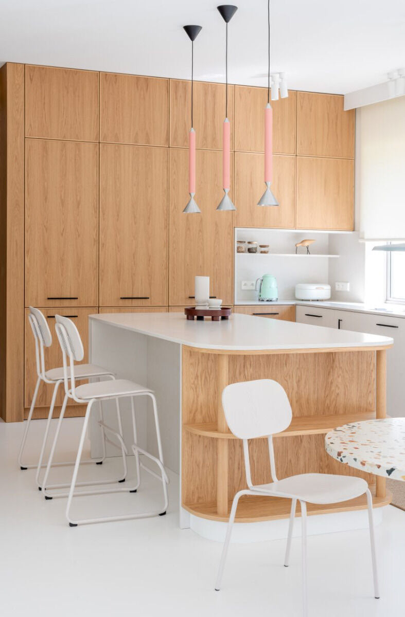 Eleganter New School N1N01 Stuhl aus hochwertigem Sperrholz mit solidem 4-Bein-Gestell, perfekt für moderne Wohn- und Arbeitsräume.