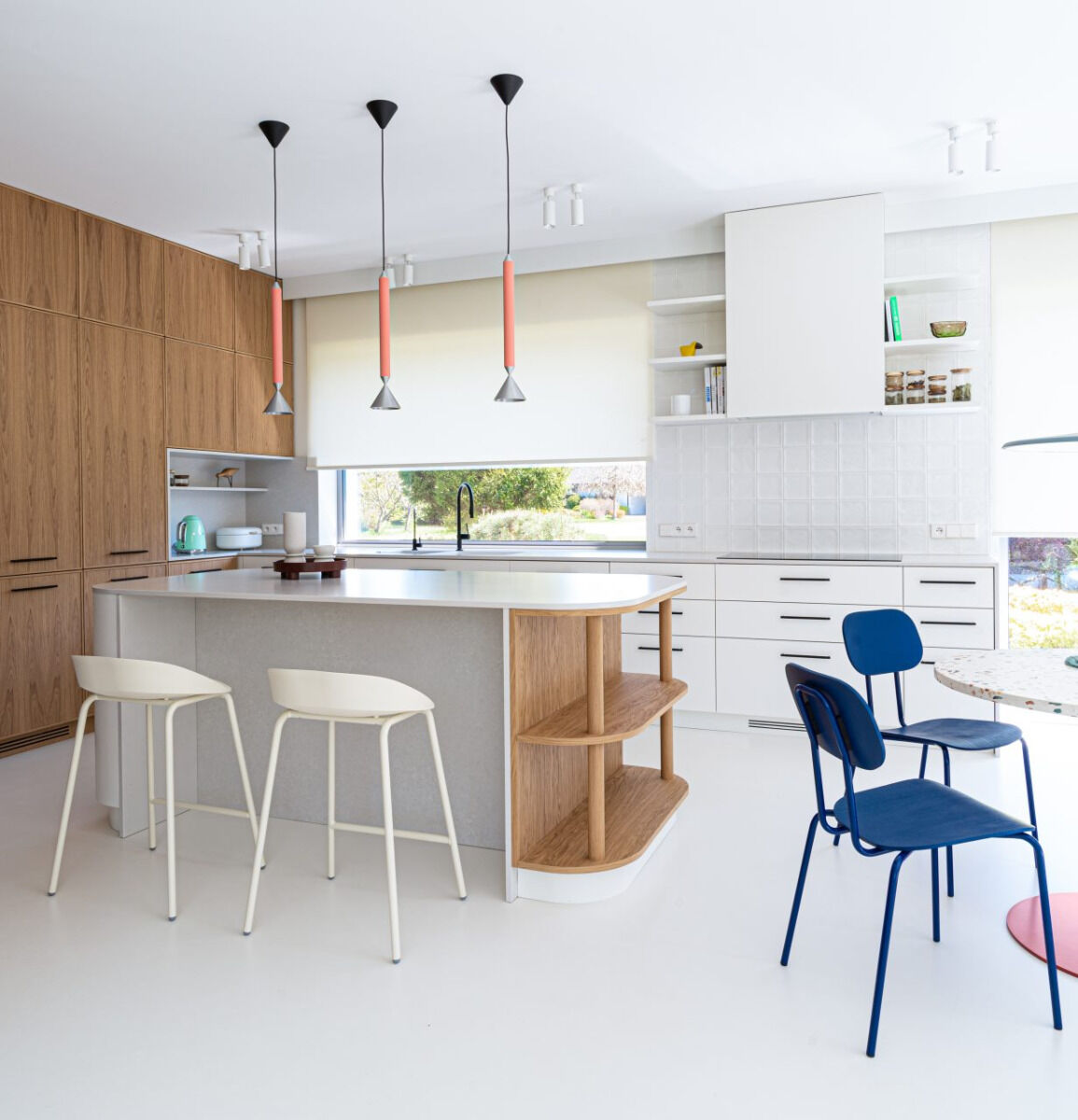 Moderner New School N1N01 Stuhl aus robustem Sperrholz, ausgestattet mit einem stabilen 4-Bein-Gestell, ideal für stilvolle Innenräume.