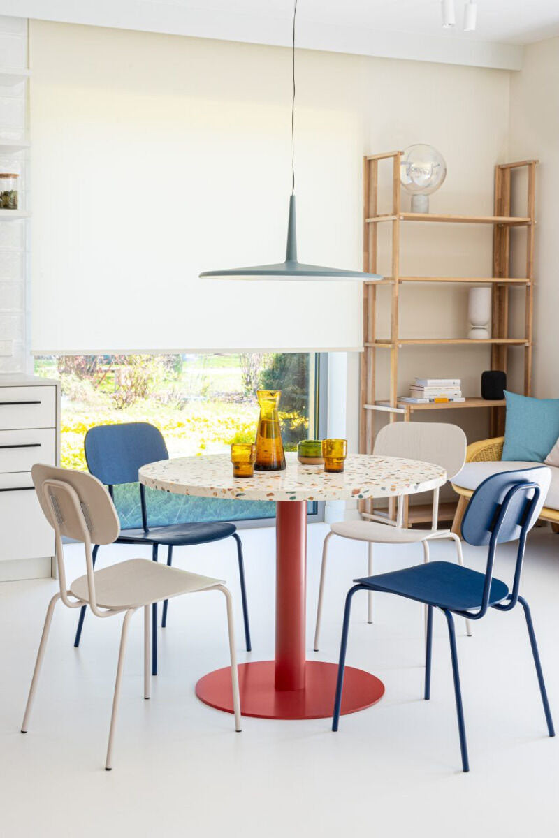 Eleganter New School N1N01 Stuhl aus hochwertigem Sperrholz, mit einem stabilen 4-Bein-Gestell, perfekt für moderne Wohn- und Arbeitsräume.