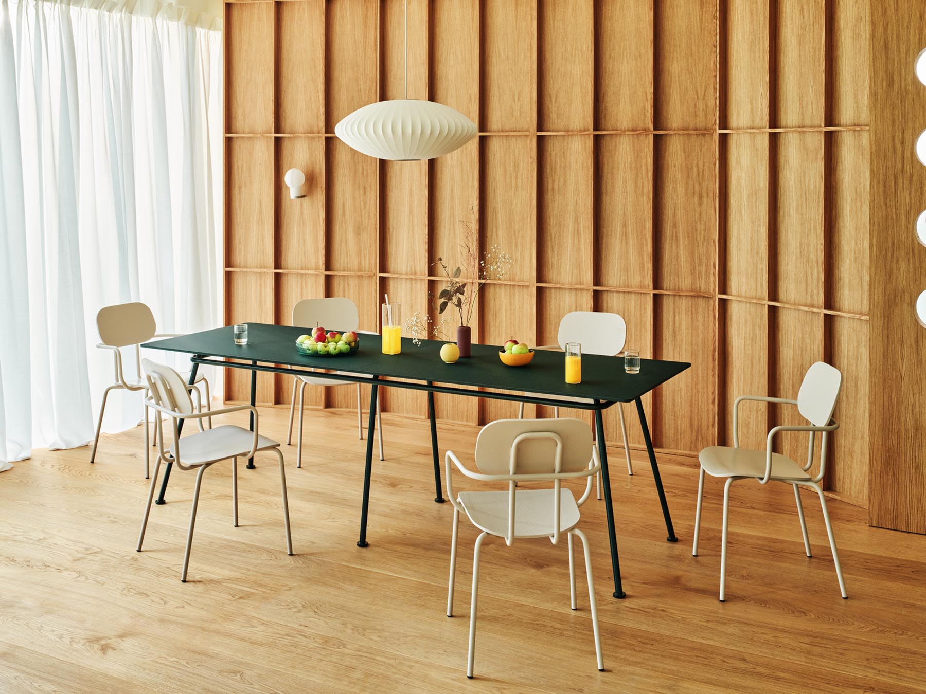 Eleganter New School N1N01 Stuhl aus hochwertigem Sperrholz, mit einem stabilen 4-Bein-Gestell, perfekt für moderne Wohn- und Arbeitsräume.