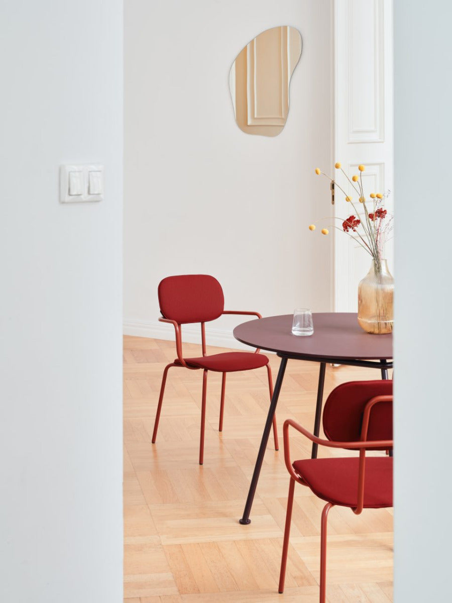 Moderner gepolsterter Stuhl New School N1N01F von Mdd, ideal für stilvolle Büros und einladende Esszimmer mit 4-Bein-Gestell.
