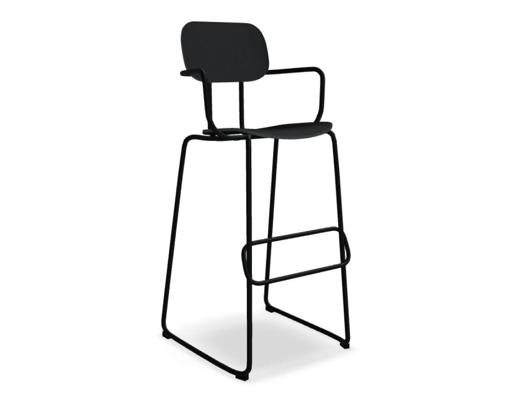 New School N1N05H Barhocker von Mdd aus Sperrholz mit schlichtem Sitz, Metallgestell und Fußstütze in moderner Studioansicht