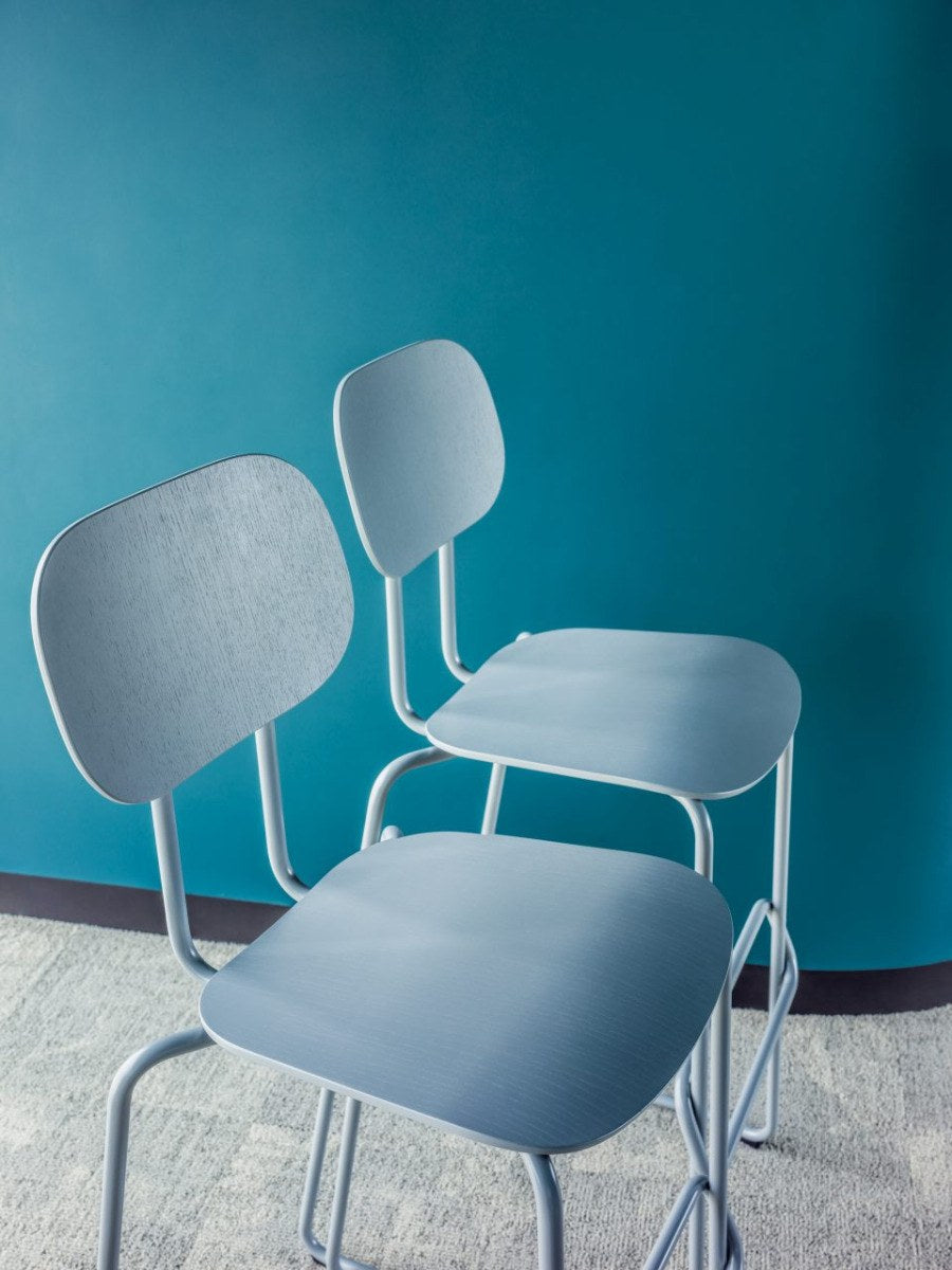 Barhocker New School aus blauem Sperrholz mit pulverbeschichtetem Metallgestell, Freischwinger-Form und integrierter Fussstütze.