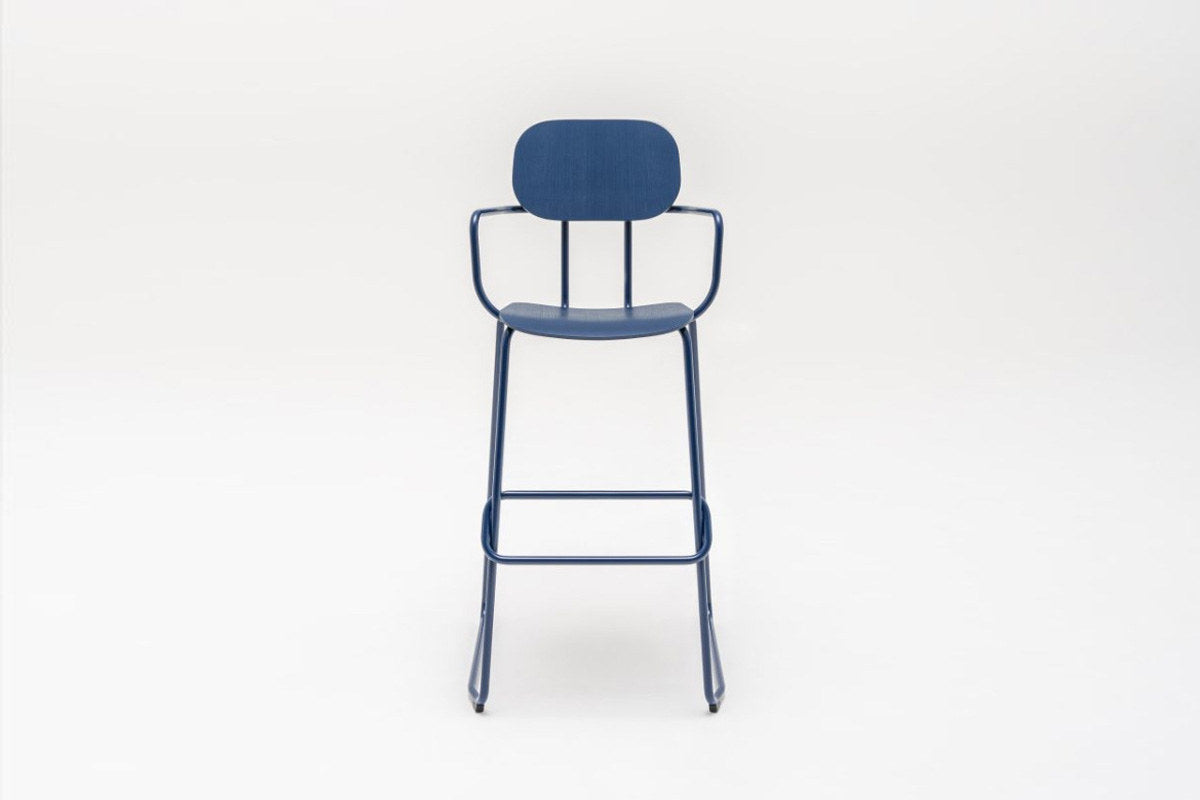 Barhocker New School aus blauem Sperrholz mit pulverbeschichtetem Metallgestell, Freischwinger-Form und integrierter Fussstütze.