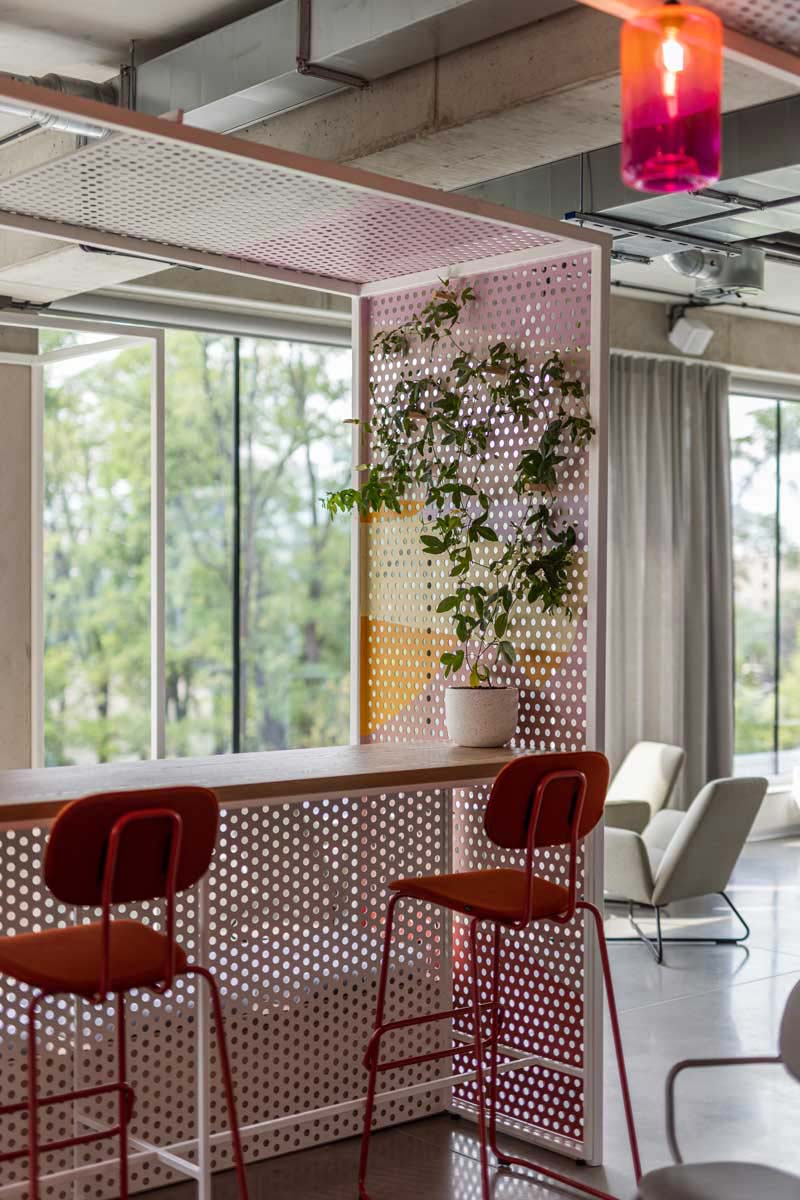 Moderner gepolsterter Barhocker N1N04HF von Mdd, perfekt für stilvolle Wohnräume, vereint Komfort und zeitgemäßes Design.