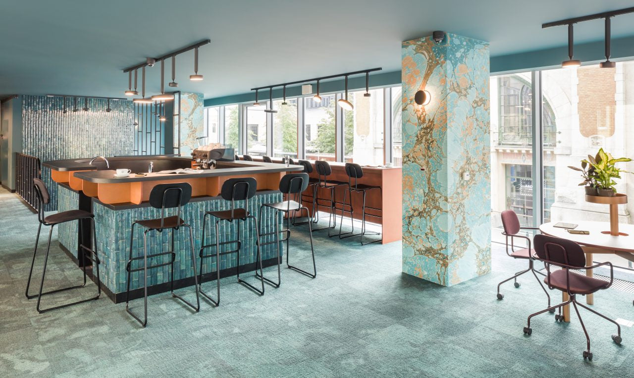 Moderner gepolsterter Barhocker N1N04HF von Mdd, perfekt für trendige Wohnräume, vereint Komfort und zeitgemäßes Design.