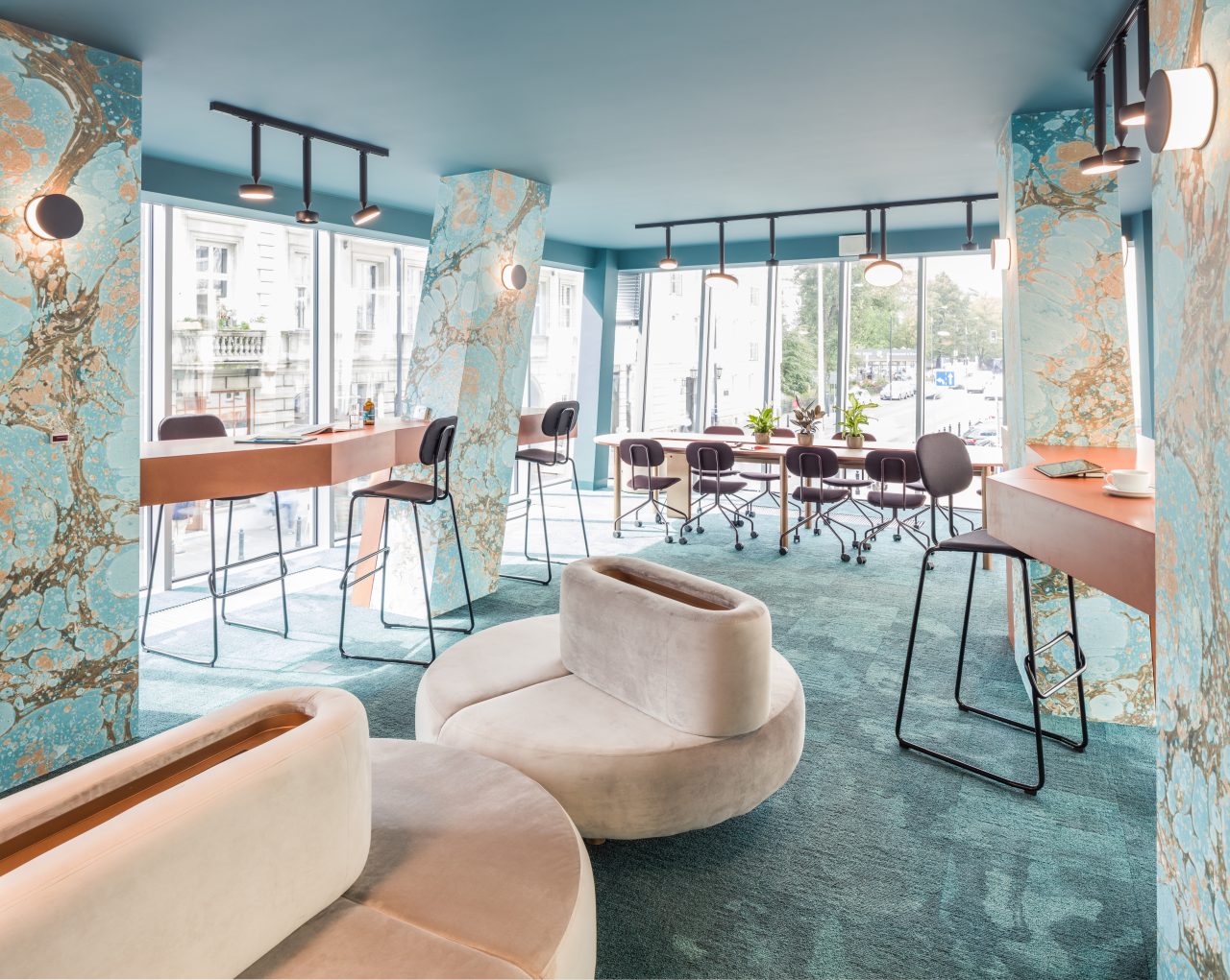 Stylischer Barhocker N1N04HF von Mdd, gepolstert für höchsten Sitzkomfort, ideal für moderne Bars und Essbereiche.