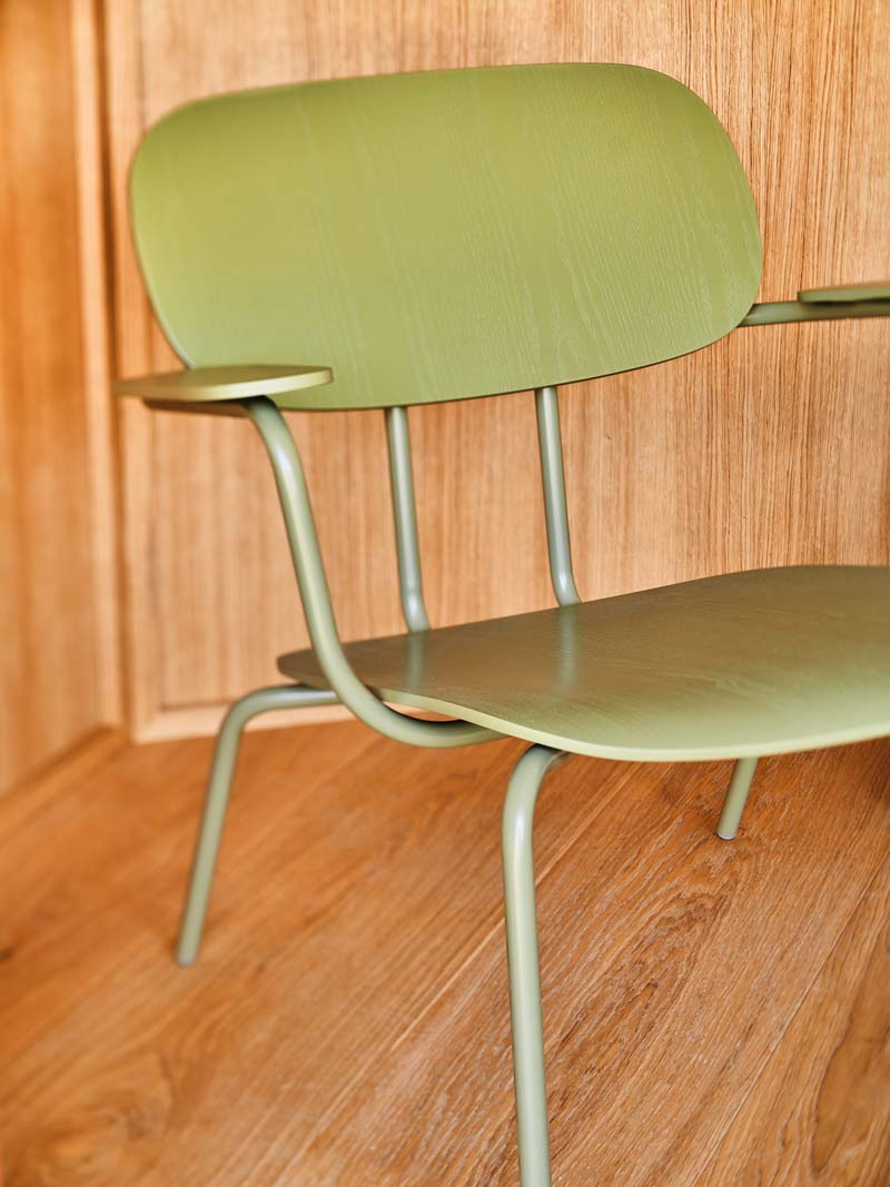 Moderner Sessel New School Lounge N4NL01 aus robustem Sperrholz, perfekt für gemütliche Ecken und zeitgemäße Inneneinrichtungen.