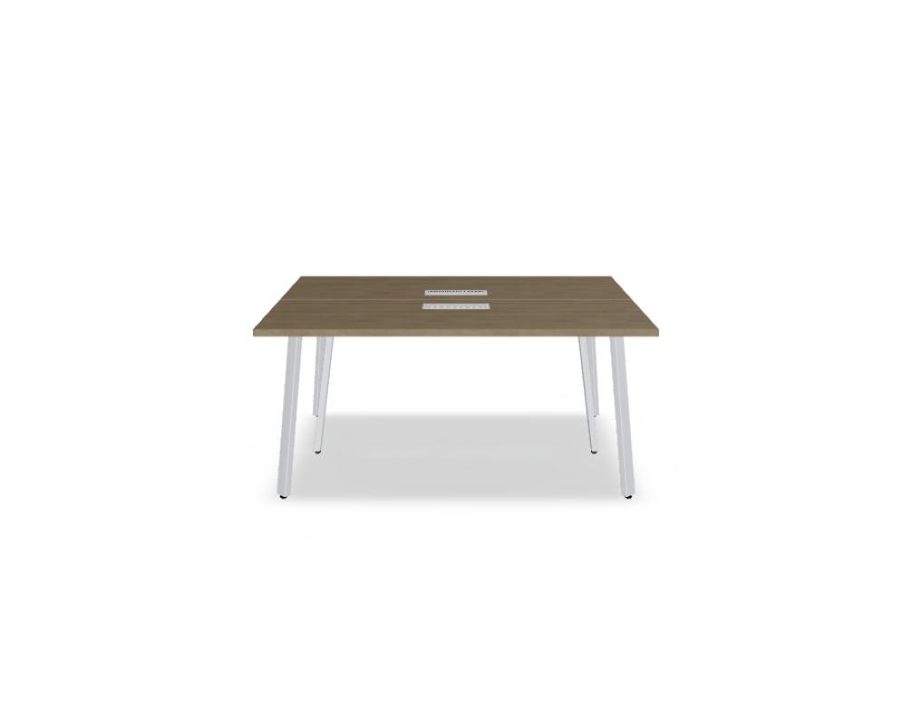 Doppelschreibtisch Ogi A Bench mit Melaminplatte in Honigeiche, schwarzem pulverbeschichtetem Metallgestell und schrägen Beinen.